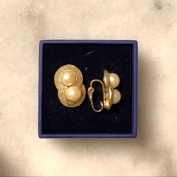 Vintage clip on pearl earrings - Picture 2 of 3